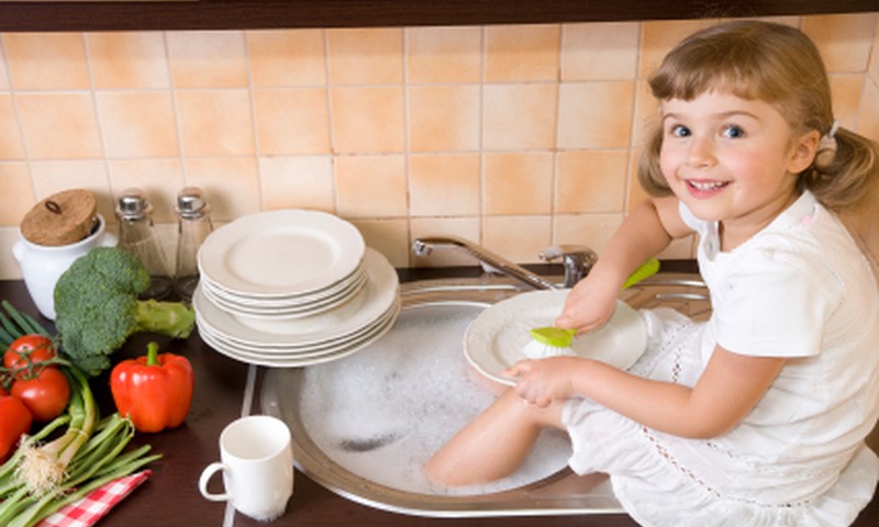 Почему маленькому ребёнку важно доверять домашние работы?