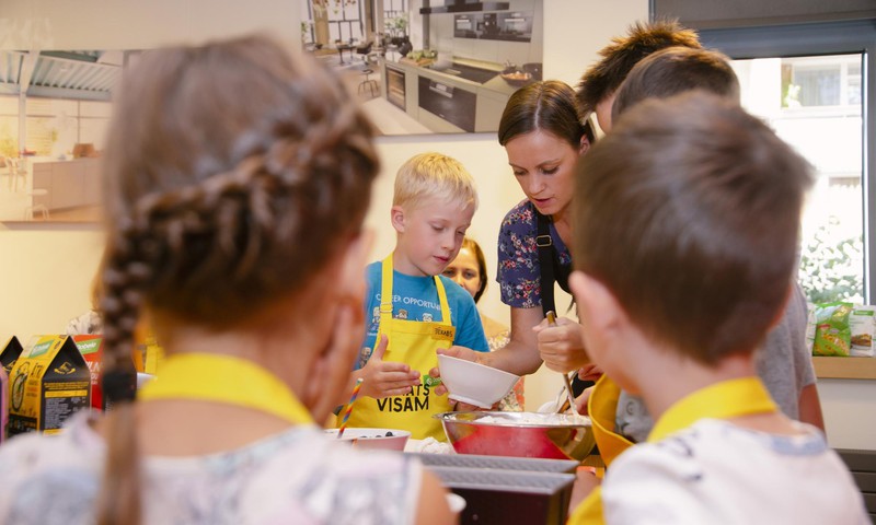 Ребенок на кухне – помощник или обуза? 6 советов о том, как привлечь детей к приготовлению еды