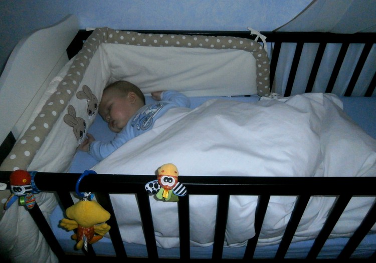 ДИСКУССИЯ: Ребёнок спит только в детской кроватке