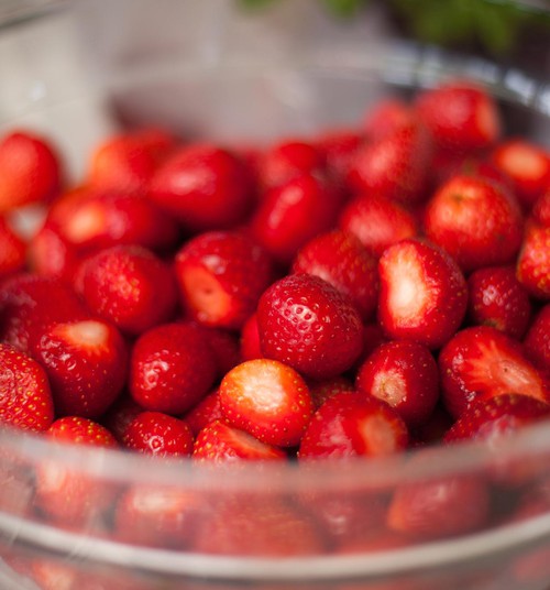 Как правильно предлагать малышу ягоды и ягодные соки