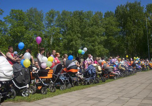 РЕЗЕКНЕ: Мега прогулка  объединила более 300 мам, пап и детишек!