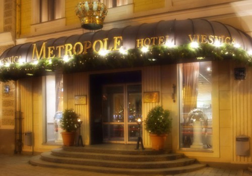 Новогодний подарок от SemaraH Hotel Metropole вручается...