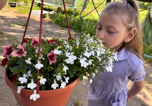 7-летней Вике нужна помощь, чтобы она начала говорить и общаться