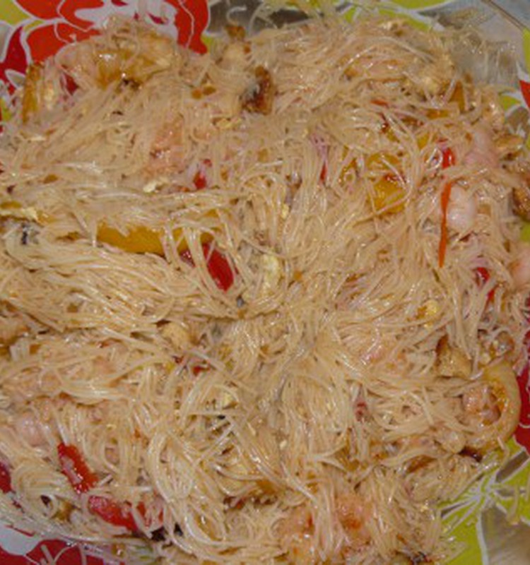 Рисовая лапша с креветками и курицей