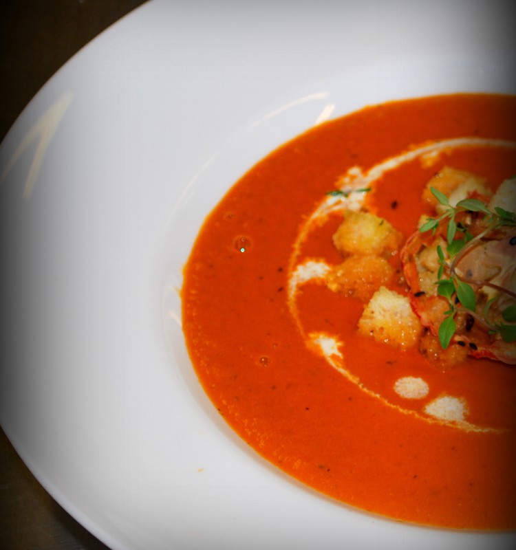 Томатно-базиликовый крем суп с пикантными крутонами