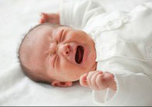 Колики и плач мешают сну новорожденного