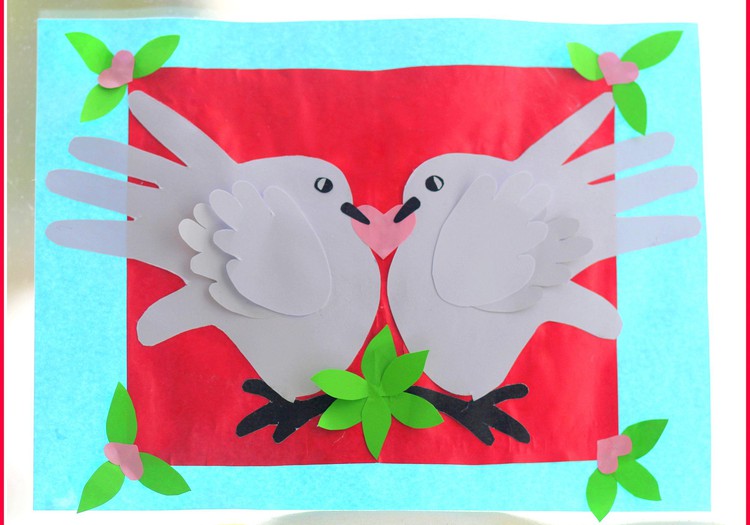 Валентинка из ладошек «Влюбленные голуби»