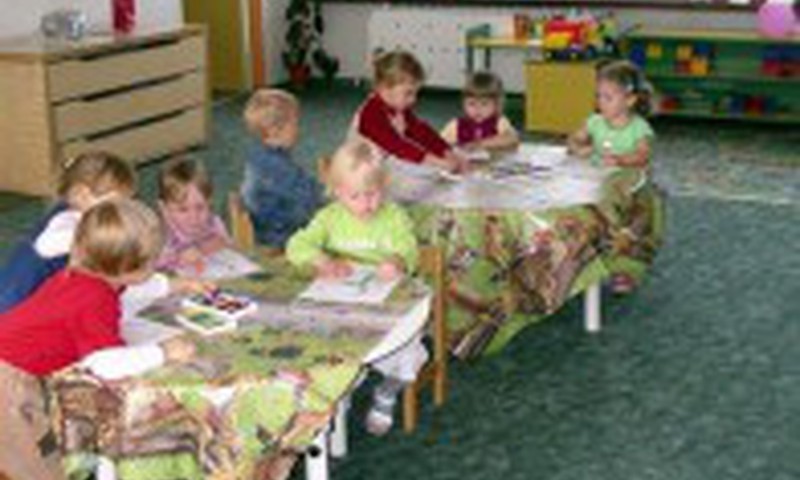 Нормально ли, что ребёнок в 2,5 года в одной группе с годовасиками