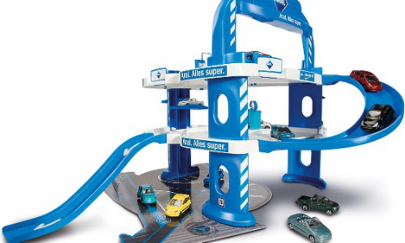 Качественный игрушечный гараж