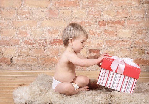Сколько подарков стоит вручать ребенку в Новый год?