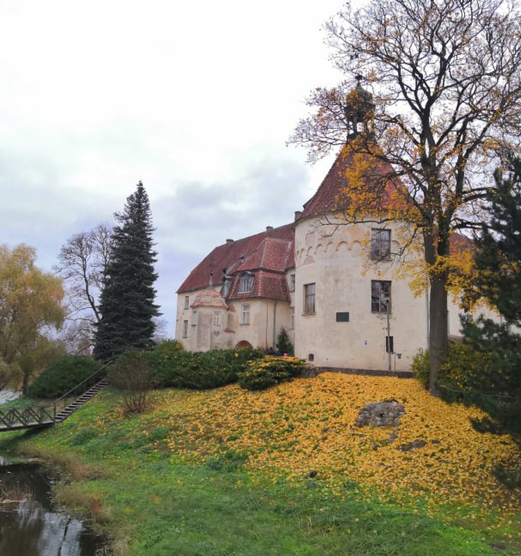 Осенние прогулки: средневековый замок Яунпилс и окрестности