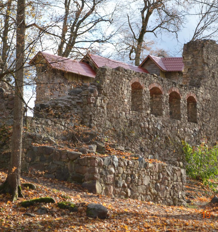 Лиелвардский парк и развалины древнего замка