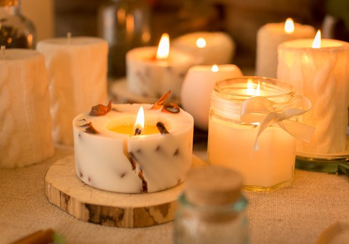 Пять самых любимых ароматических свечей для осеннего сезона