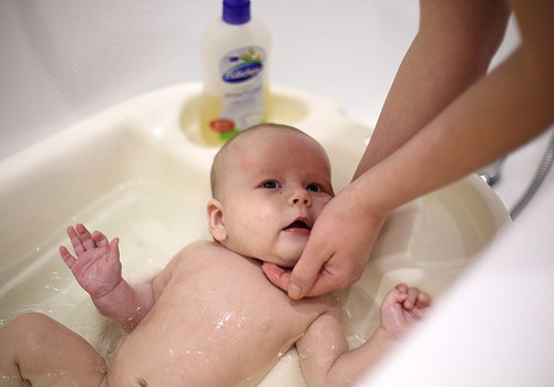 9 мифов о купании новорожденного