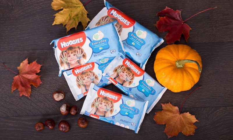 НОВИНКА ОСЕНИ 2015: Влажные салфетки Huggies@ Everyday очищают и освежают