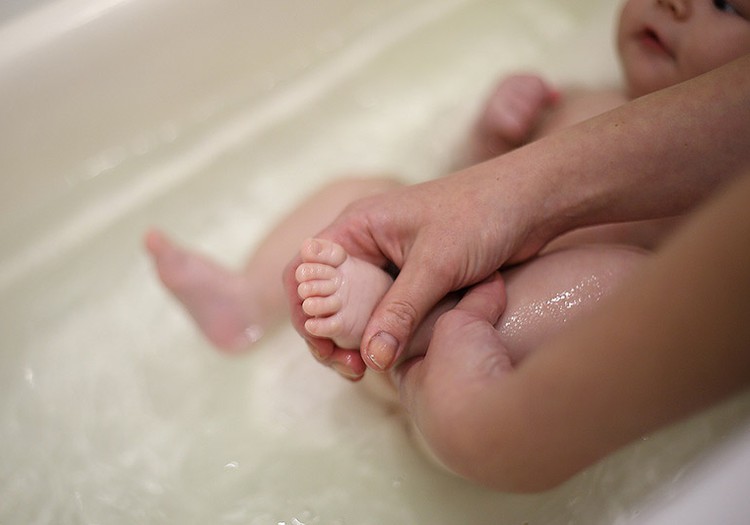 Как купать малыша в жаркие летние дни?