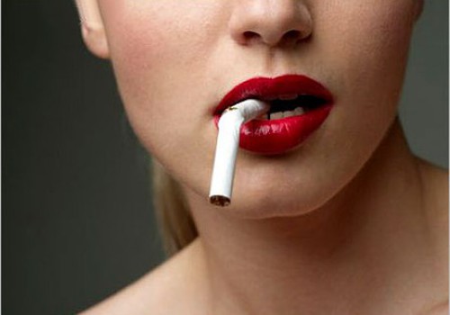 Для вас дама с сигаретой в зубах - это АХ?