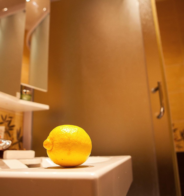 Лимон и пар для чистоты ванной комнаты