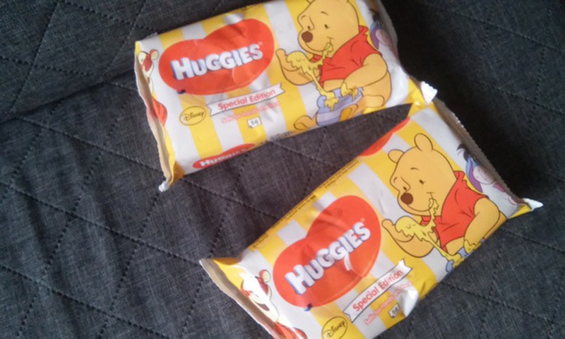 Салфетки Huggies@ с Винни Пухом прочные и хорошо пахнут 