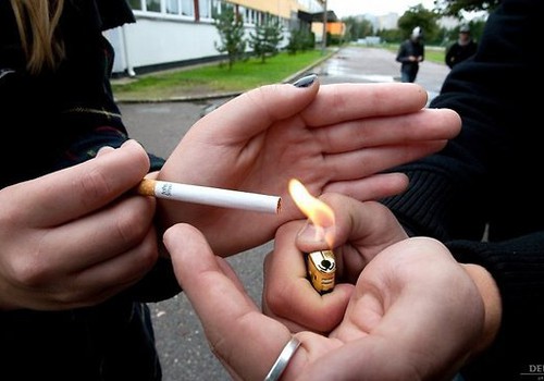 Газета: беременные женщины в Латвии не прекращают курить