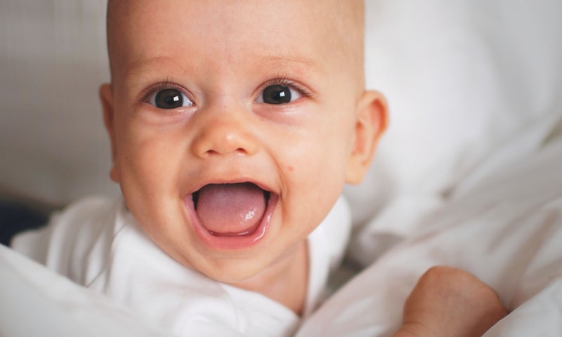 Первый зуб. Чего ждать и как помочь малышу?