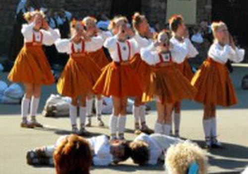 Открывается Х Школьный праздник песни и танцев