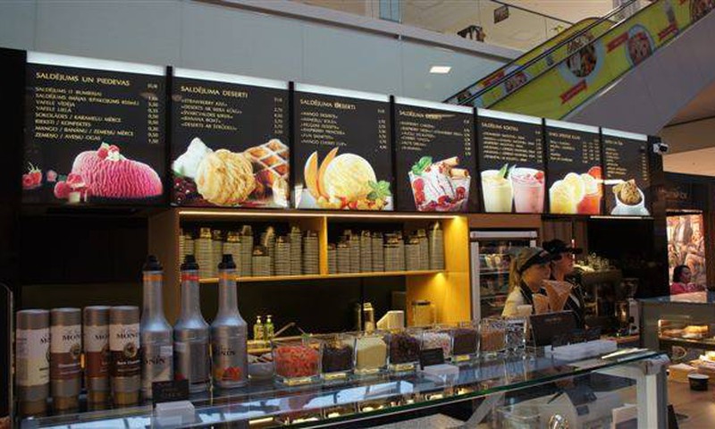В Риге открылось первое в странах Балтии кафе-мороженое «Мовенпик»