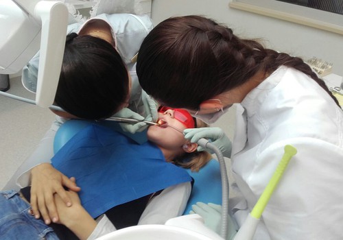 Методы лечения зубов у детей без боли