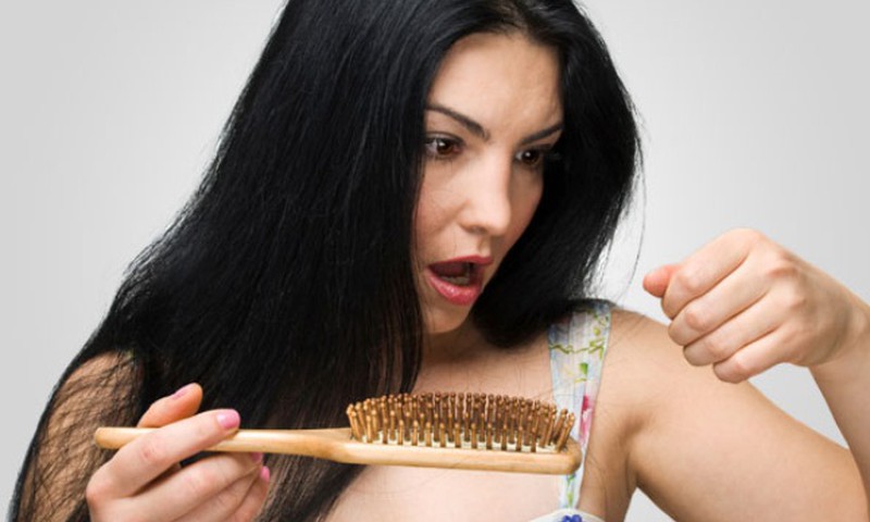Почему выпадают волосы: отвечает специалист по проблемам с волосами