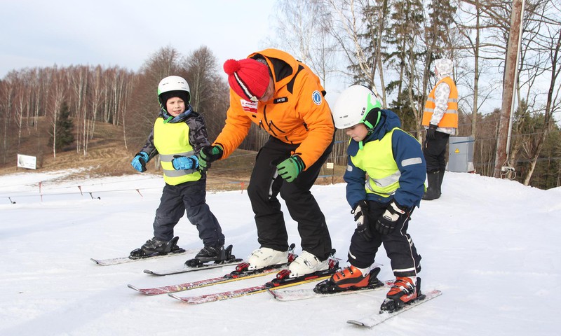 ФОТО: Мамин Клуб совершенствуется в лыжном спорте!