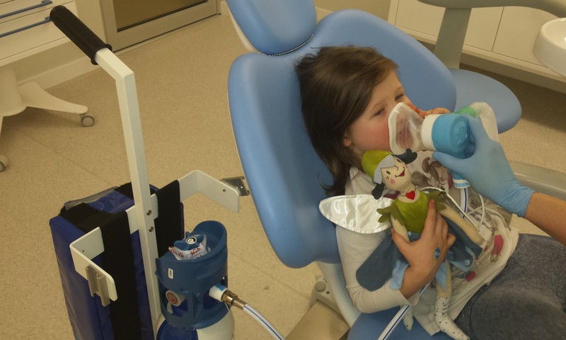 Лечим детские зубы без боли: веселящий газ