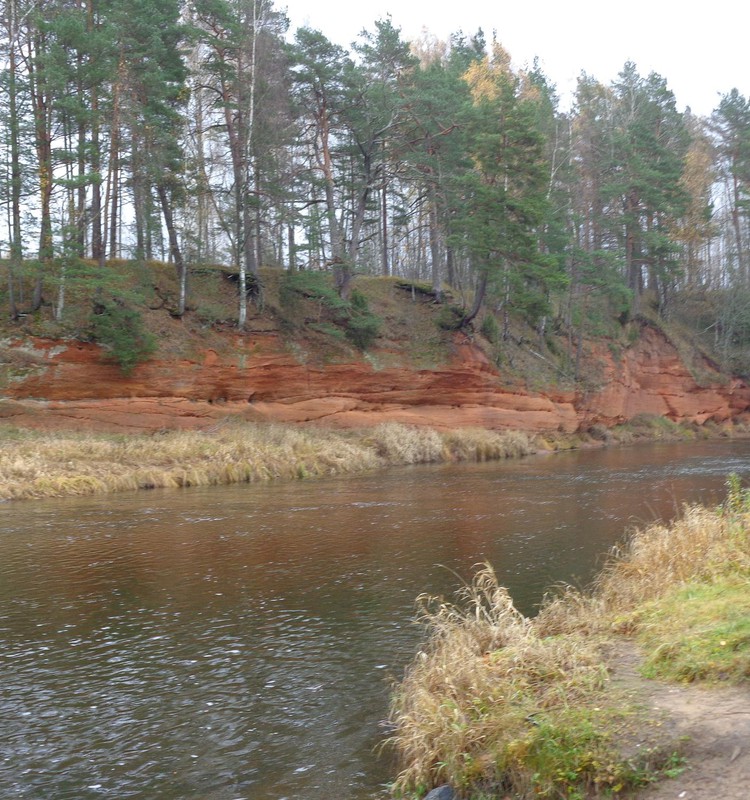 Красные скалы у реки Салаца
