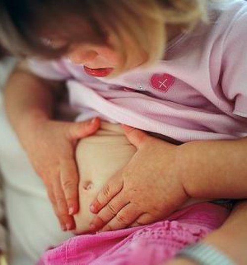 6 причин, от чего у малыша может болеть животик
