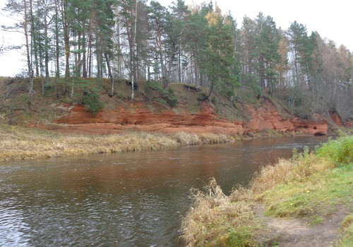 Красные скалы у реки Салаца