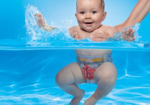 Летние водные забавы в подгузниках-плавках HUGGIES® Little Swimmers®! 