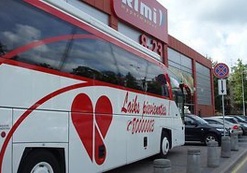 Автобус-вампир на улицах Риги. Сделай доброе дело, стань его "жертвой"!