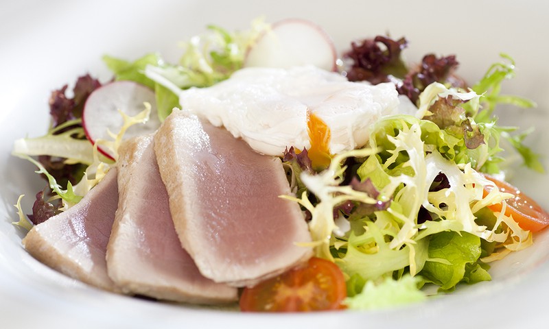 Салатный микс с обжаренным филе тунца и яйцом-пашот