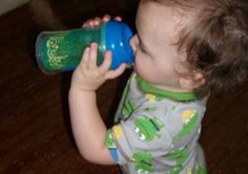Как научить ребенка пить самостоятельно