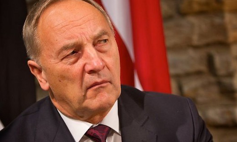 Президент критикует большие мамочкины зарплаты, а свою пенсию считает заслуженной