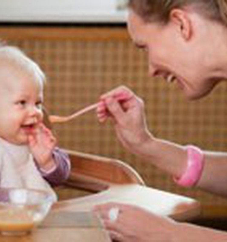 Когда ваш малыш впервые попробовал взрослую пищу?