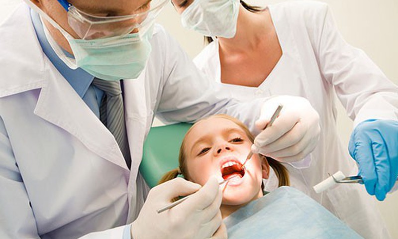 Что делать, если у ребёнка на зубах появляет налёт и другая пигментация?