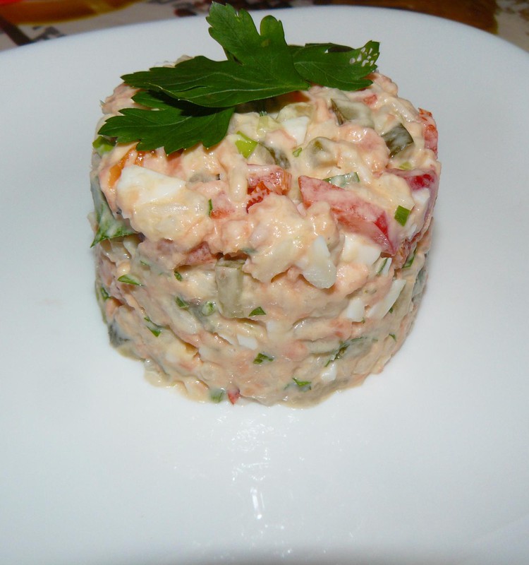Салат из копченого лосося