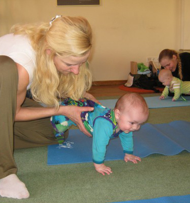 Гимнастика с малышом дома - интересно и полезно!