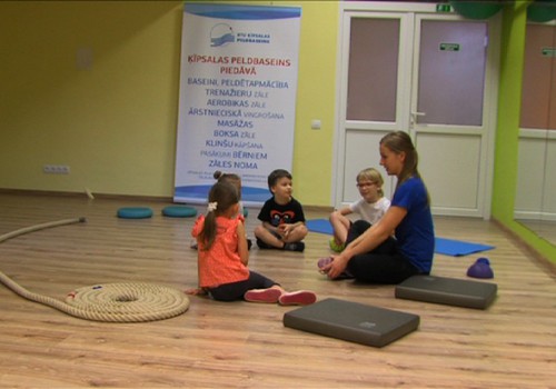 ВИДЕО Māmiņu klubs: Как гимнастика может помочь детям с проблемами осанки