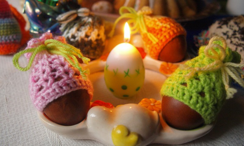 Шапочки для пасхальных яиц и вязанные курочки