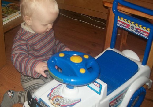 Почему детям вредно кататься на игрушечных машинках