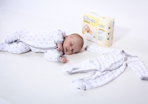 Покупай первые подгузники для новорожденных и выиграй комплект одежды для малыша!