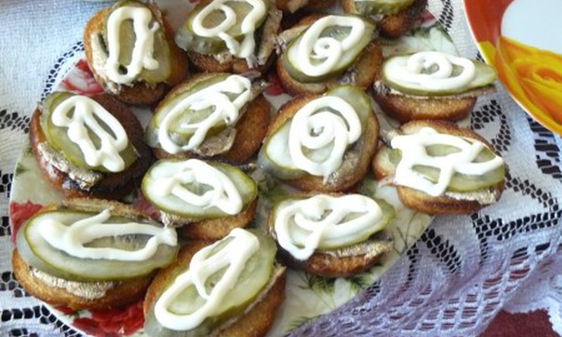 Хрустящие бутерброды со шпротами и маринованым огурцом