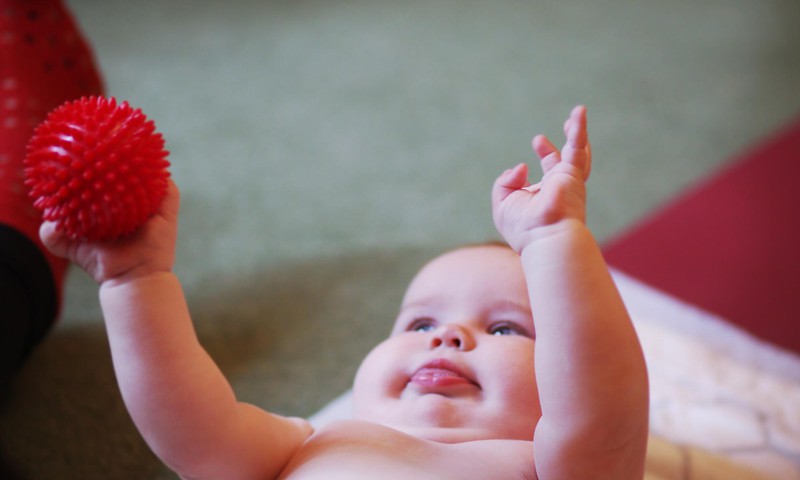 Когда ребенок начинает переворачиваться на живот – во сколько месяцев | Philips Avent