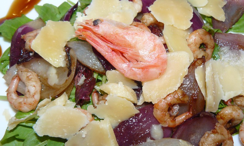 Теплый салат с креветками и сыром Džiugas